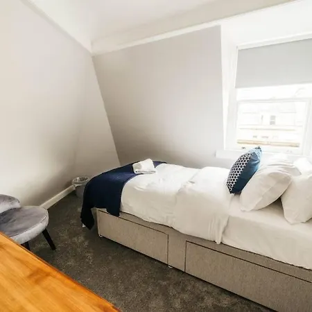 Central 4-Bed House, 10 Min Walk To Sights Bath Exterior photo