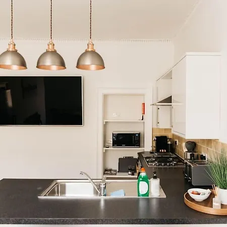 Central 4-Bed House, 10 Min Walk To Sights Bath Exterior photo