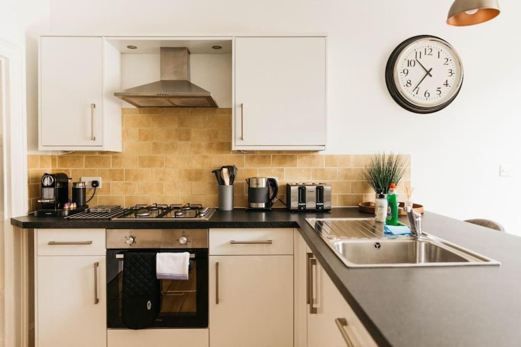 4-bed House, 10 Min Walk To Sights Holiday home