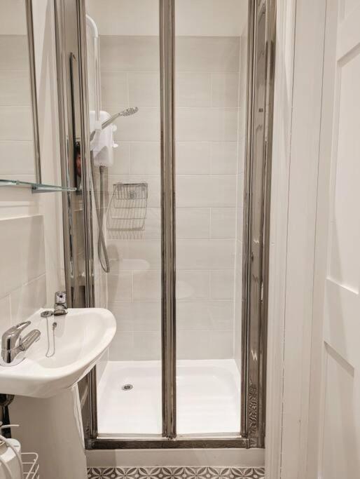 4-bed House, 10 Min Walk To Sights Сasa de vacaciones